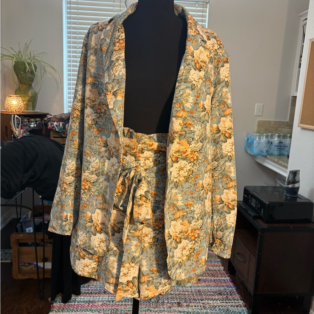 SHEIN Curve Floral Blazer And Short Set